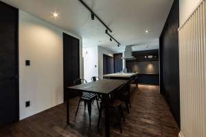 半個室のプライベートな空間が、食事のシーンを上質に飾るダイニング・キッチン。   