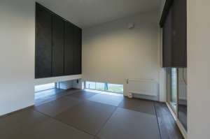 地窓が生み出す柔らかな光、琉球畳が寛ぎの和室。玄関ホールから、来客を直接通すことができます。   