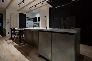アイラアンドキッチン。エイジングしたコンクリートのような質感が、洗練された空間を作ります   